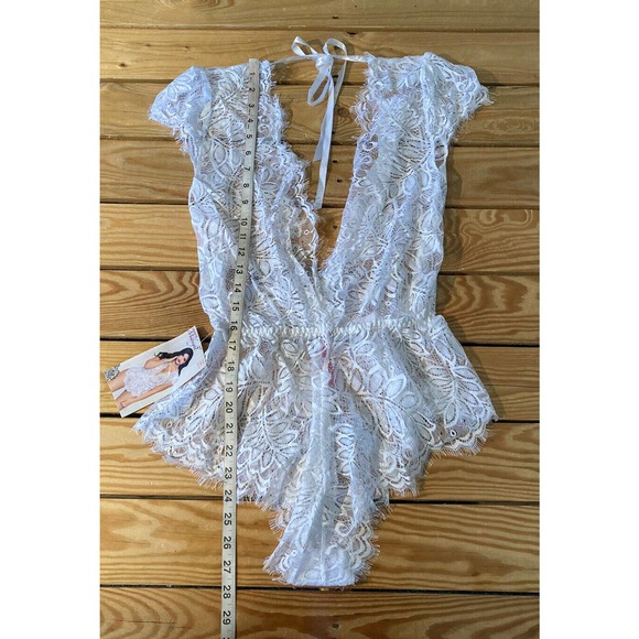 NWT Seven Til Midnight Eyelash Lace Romper Size Small Women’s White - Picture 8 of 10